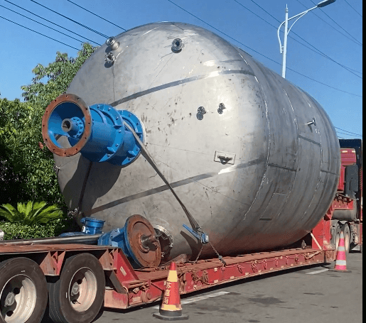 The customized 20T stainless steel mixing tank was delivered smoothly